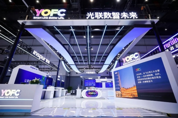 pg电子官方网站2024中国联通合作伙伴大会 中国联通董事长陈忠岳莅临长飞展台参